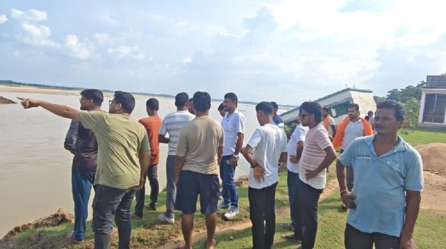 स्वर्णरेखा नदी के कटाव से दहशत में मालिंचा गांव, खेत-खलिहान और घर नदी में समाए; स्थायी तटबंध निर्माण की मांग