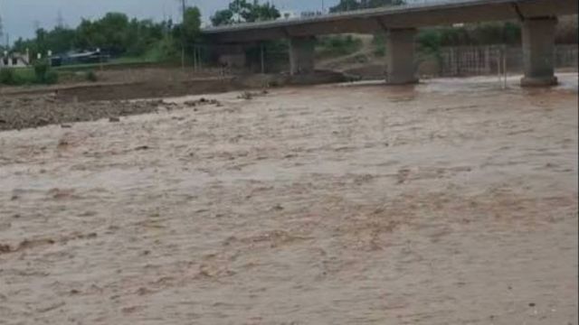 जम्मू में बाढ़ का अलार्म! सड़कें बनीं दरिया, निचले इलाकों में पानी-पानी, तवी का जलस्तर लगातार बढ़ रहा