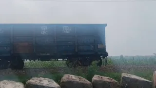 बागपत में अहैड़ा हाल्ट के पास अलग हुए मालगाड़ी के डिब्बे। वीडियो ग्रैब