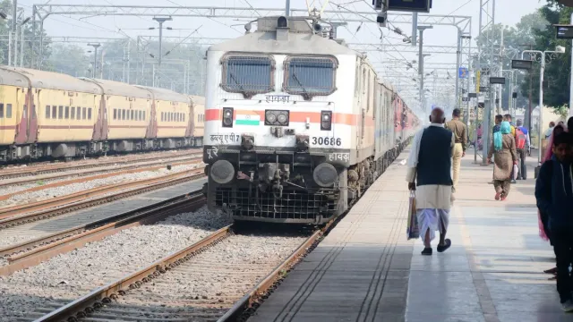 मेरठ से दिल्ली पहुंचने में शालीमार एक्सप्रेस को लगे आठ घंटे, एक दर्जन से अधिक ट्रेनें लेट; यात्री हुए परेशान
