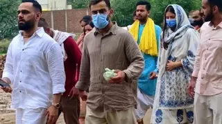 वृंदावन के बाराहघाट स्थित संत प्रेमानंद के गुरु संत गौरांगीशरण के आश्रम में पहुंचते भारतीय क्रिकेट टीम के पूर्व कप्तान विराट कोहली एवं अनुष्का शर्मा। - फोटो: शिष्य परिकर द्वारा।