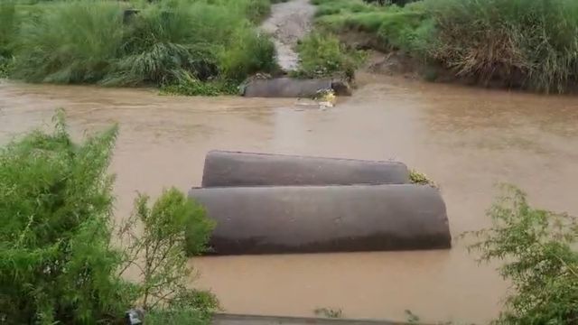 जम्मू के अरनिया में तेज बहाव में बहा अस्थायी पुल, 12 गांवों का कस्बे से संपर्क टूटा, किसानों की बढ़ी मुसीबत
