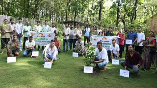 अभियान के तहत रानीबाग शीतला माता मंदिर स्थित नवग्रह वाटिका में पौधरोपण करते समिति के सदस्य व श्रद्धालु । जागरण