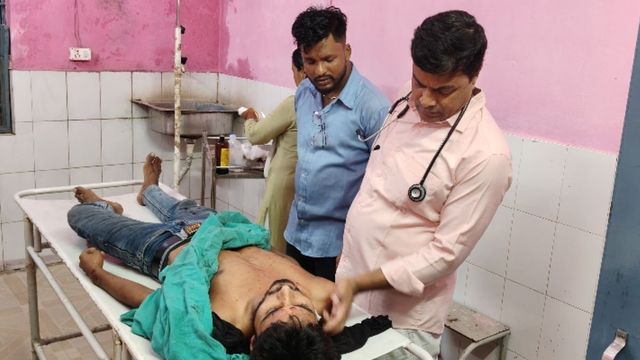 पश्चिम चंपारण में थाने में युवक ने गर्दन पर किया वार, चंद मिनटों में बदला घटनाक्रम, युवक गंभीर रूप से घायल
