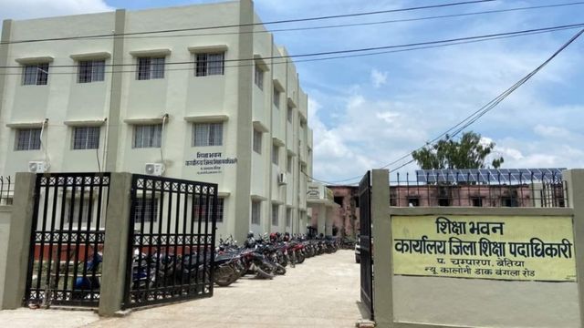 पश्चिम चंपारण: हाजिरी बनाकर गायब रहने वाले शिक्षकों पर शिकंजा,अब रोज होगी निगरानी
