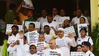 बिहार विधानसभा में मानसून सत्र के दौरान प्रदर्शन करते महागठबंधन के विधायक। (जागरण)