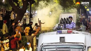 कॉकरोच जनता पार्टी का विरोध प्रदर्शन।
