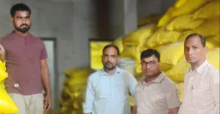 खाद गोदाम में छापेमारी के दौरान प्रशासनिक के सामने खड़ा आरोपित संचालक श्यामू केसरवानी (बाएं)। प्रशासन