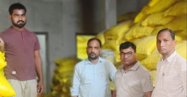 चित्रकूट में नकली खाद का बड़ा खेल उजागर, डीएपी-यूरिया की बोरियों में भर रहे थे दूसरी खाद