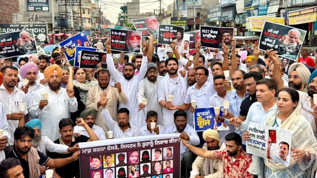 नीट पेपर लीक और लाठीचार्ज के खिलाफ संगरूर में कांग्रेस का प्रदर्शन, निकाला विशाल कैंडल मार्च
