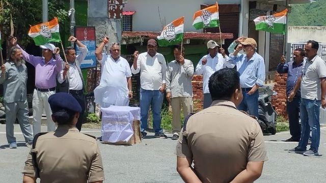 नीट पेपर लीक और दिल्ली में छात्रों पर लाठीचार्ज के विरोध में टिहरी में कांग्रेस का प्रदर्शन, पुलिस से नोकझोंक
