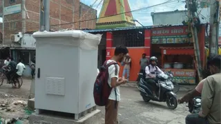 दरभंगा में शहर के बीच में लगे खंभे। जागरण