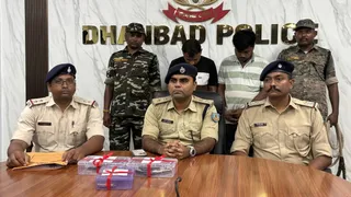 गिरफ्तार अपराधियों के साथ धनबाद पुलिस। (फोटो जागरण)