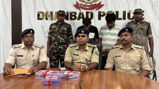 प्रिंस खान गिरोह की बड़ी साजिश नाकाम, हत्या की योजना बना रहे दो शूटर हथियार और जिंदा बम के साथ गिरफ्तार