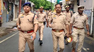 पोस्टर चिपकाने वाले की तलाश में जुटी पुलिस टीम।