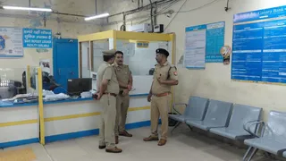 केनरा बैंक शाखा में जांच करने पहुंची पुलिस टीम।
