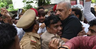 सपा विधायक अमिताभ बाजपेई को उनके काकादेव स्थित आवास में पुलिस ने अरेस्ट कर लिया था। लेकिन पुलिस को चकमा देकर विधायक घर से भाग निकले तो पुलिस कर्मियों ने दौड़कर उन्हे चौराहे पर इस तरह कसकर दबोच लिया। संजय यादव