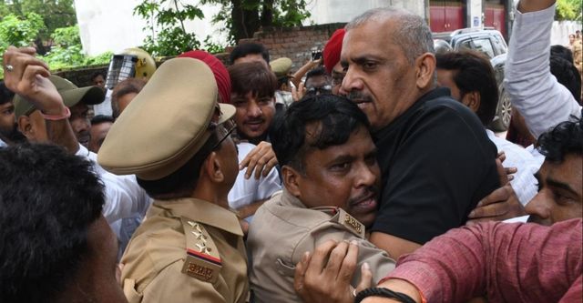 छात्रों के समर्थन में कानपुर में सपा-कांग्रेस का प्रदर्शन, नेताओं को घर में किया गया नजरबंद
