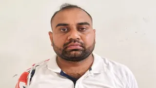 यूपी एसटीएफ की गिरफ्त में शराब तस्कर का इनामी सरगना मनवीर सिंह उर्फ मन्नू। सौ. एसटीएफ