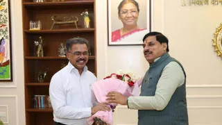 मध्य प्रदेश के मुख्य मंत्री मोहन यादव को गुदस्ता भेंट करते अशोक कुमार बर्णवाल। (फोटो सौजन्य)