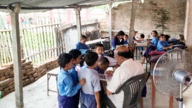 Madhubani News : यहां स्कूल जाना भी जोखिम, जर्जर भवन और पोखर किनारे बरामदे में पढ़ने को मजबूर बच्चे
