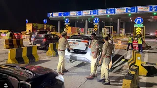 टोल प्लाजा पर वाहनों की चेकिंग करती पुलिस।