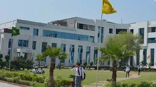 मोनाड यूनिवर्सिटी को 53 करोड़ रुपये के छात्रवृत्ति घोटाले में शासन स्तर से ब्लैकलिस्ट किया गया है।