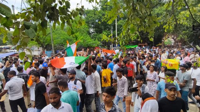 Students Protest: मुंगेर में छात्रों का उग्र प्रदर्शन, SP पर फेंकी पानी की बोतल; फाड़े सरकारी पोस्टर
