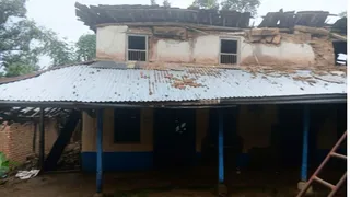 कोटला के नियांगल गांव में पहाड़ी से दरके मलबे की चपेट में आया मकान। जागरण