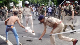 लोक भवन के पहले बीपी मंडल गोलंबर के पास पर लाठीचार्ज करती पुलिस। (जागरण)