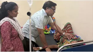 मलेरिया की जांच करते हुए। (जागरण)