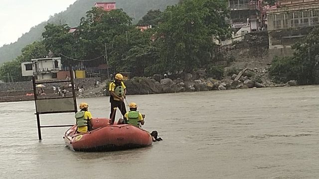 ऋषिकेश में दोस्तों संग घूमने आया बिहार का युवक गंगा में बहा, सर्च ऑपरेशन जारी
