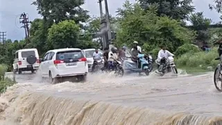 देहरादून के सहसपुर स्थित चोरखाला रपटे पर खतरा उठाकर निकल रहे लोग। ग्रामीण