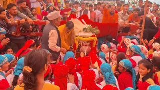 नौगांव ब्लाक के किम्मी गांव में रुद्रेश्वर देवता की डोली से आशीर्वाद लेने उमड़ी ध्याणियां व श्रद्धालु। जागरण