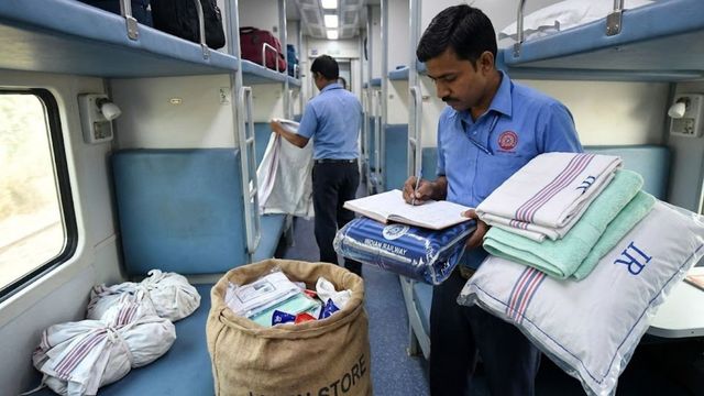 साहिबगंज में रेलवे के सामान पर डाका: 2 साल में 1621 बेडशीट-कंबल गायब; कोच अटेंडेंट को करनी पड़ रही भरपाई
