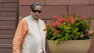 पेपर लीक मामले में पीएम मोदी की प्रतिक्रिया पर कांग्रेस सांसद शशि थरूर ने कसा तंज। (फोटो- पीटीआई।)