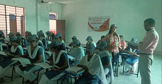 कौशल विकास के तहत संचालित सेंटर में प्रशिक्षण लेतीं बालिकाएं: प्रशिक्षक
