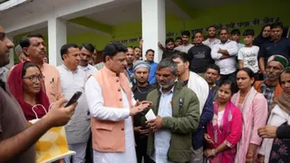 शाहपुर की बोह घाटी में आपदा पीड़ितों को मदद देते भाजपा विधायक सुधीर शर्मा।