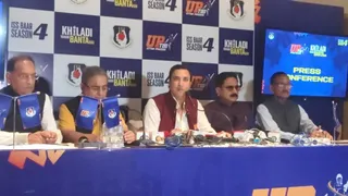 आगरा में प्रेस कांफ्रेंस के दौरान यूपी टी 20 लीग की जानकारी देते चेयरमैन डा. संजय कपूर।