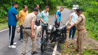 खाई से बाहर निकाली गई बाइक. Jagran