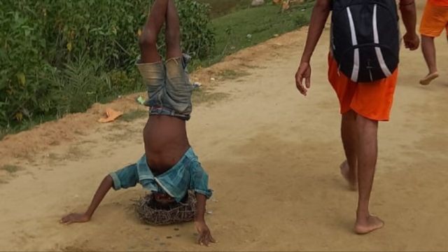 कांवड़िया पथ पर सिक्का बदलने का अनोखा रोजगार, बांका में नोट के बदले सिक्के देकर हो रही दोगुनी कमाई
