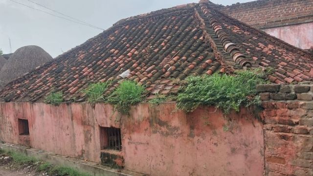 भोजपुर में 3 साल से एक कमरे के सामुदायिक भवन में चल रहा स्कूल, टूटे हुए भवन की सुध नहीं ले रहा विभाग
