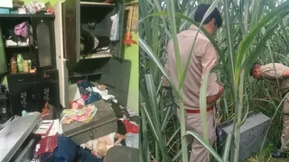 घर में चोरी के बाद खुली पड़ी अलमारी व संदूक, गन्ने के खेत में चोरों द्वारा फेंका गया संदूक देखते पुलिसकर्मी। जागरण