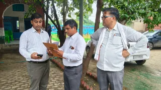 स्कूल के रिकॉड की जांच करती सीएम फ्लाइंग की टीम। फोटो: जागरण