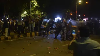 संसद मार्ग पर बुधवार रात प्रदर्शनकारियों के पथराव में घिरे अर्धसैनिक बल के जवान। विपिन शर्मा