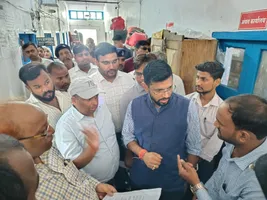 मुशहरी अंचल कार्यालय में कर्मी से पूछताछ करते जिलाधिकारी l जागरण
