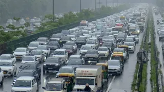 जंतर-मंतर पर प्रदर्शनों के कारण दिल्ली में मेट्रो और इंटरनेट सेवाएं बंद होने से लुटियंस दिल्ली में जनजीवन अस्त-व्यस्त हो गया।
