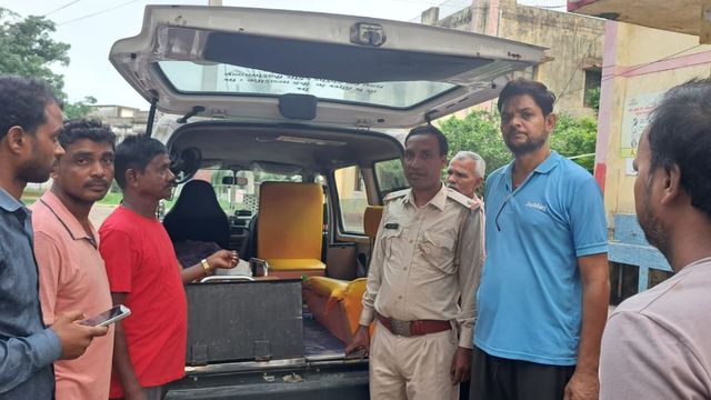 झारखंड में हाथियों के झुंड ने मचाया उत्पात, महिला को पटककर किया घायल; फसलें की बर्बाद