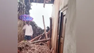 रनसू के ठेरु गांव में बारिश से ढहे कच्चे मकान को दिखाता पीड़ित परस राम।-जागरण