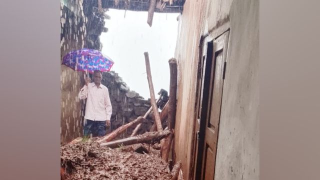 जम्मू-कश्मीर: पौनी में भारी बारिश से ढहा कच्चा मकान, परिवार बेघर, सामान मलबे में दबा
